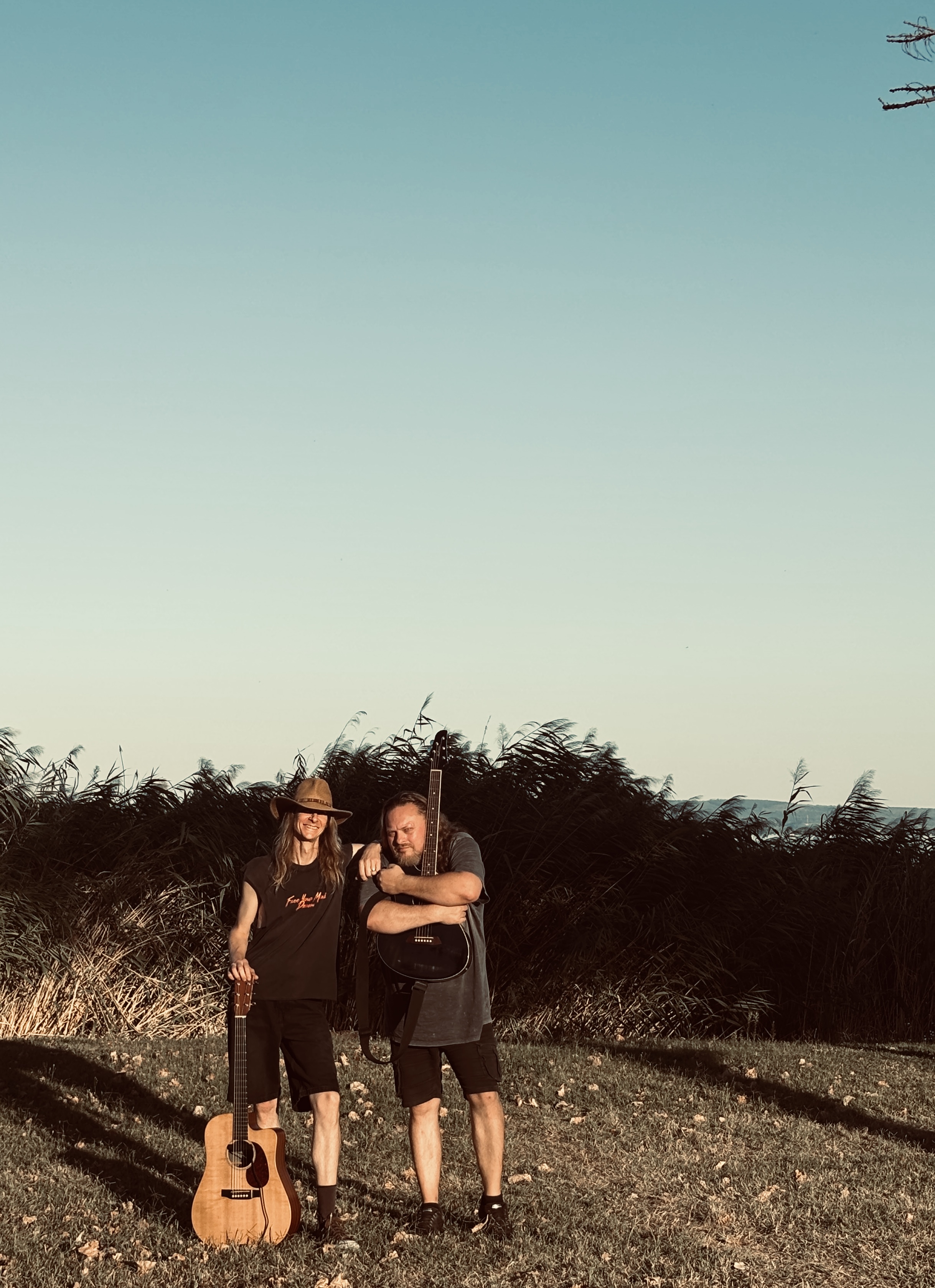 Adam und Zoltan mit Gitarren bei Sonnenuntergang am Balaton