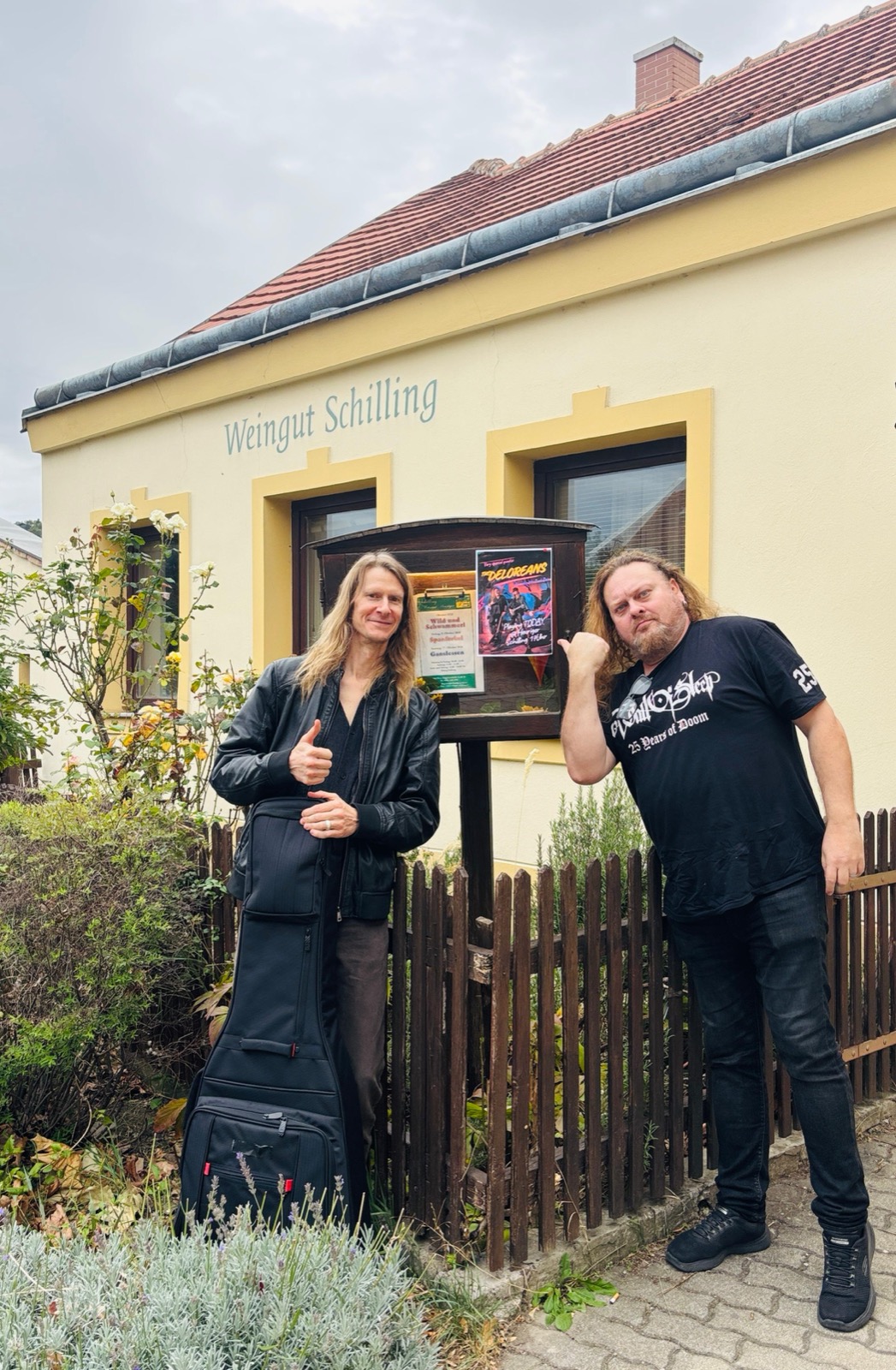 Adam und Zoltan vor dem Weingut Schilling mit dem DeLoreans-Konzertplakat